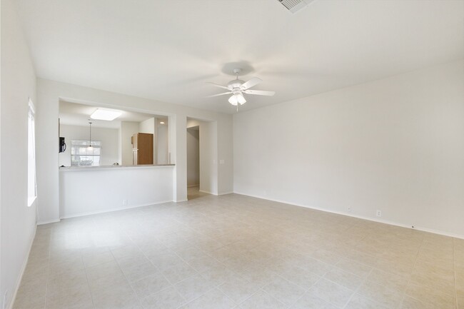 Building Photo - 831 Honeysuckle Vine Dr