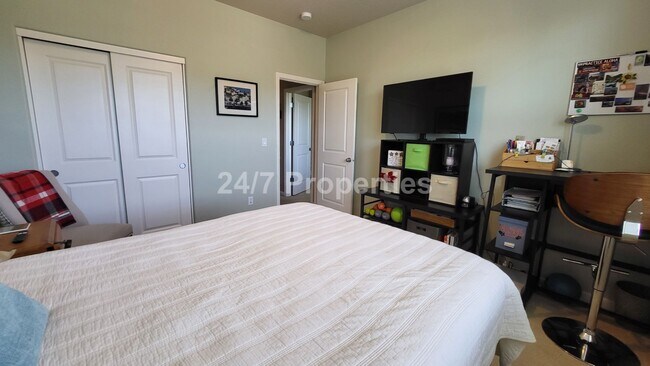 Building Photo - 3250 Wild Rose Loop