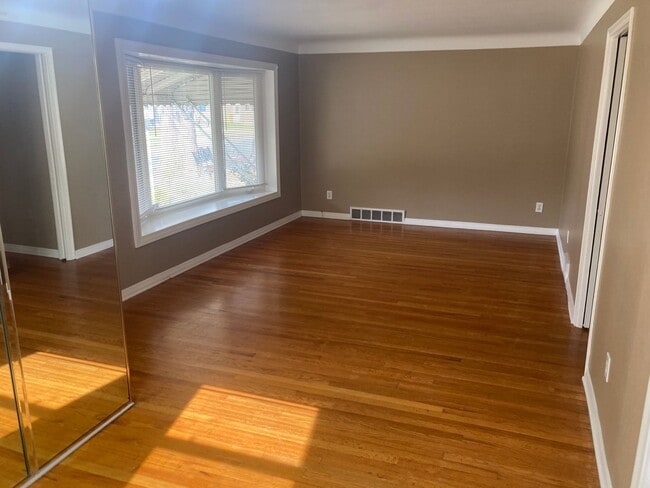 Building Photo - 3 bedroom, 2 FULL Bath Brick Ranch - HW Floors - Finished Bsmt - 1 car garage - Sec. 8 OK