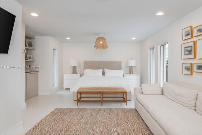 Building Photo - 424 E Dilido Dr