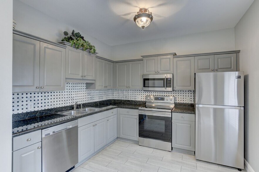 Building Photo - 7686 Plantation Cir