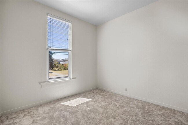 Building Photo - 308-1820 Spruce St