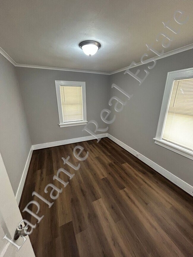 Building Photo - Charming 2-Bedroom Home in Toledo – Cozy &...