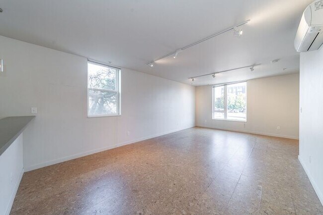 Building Photo - Chic 2BR/1.5BA Townhome Apartment in North...