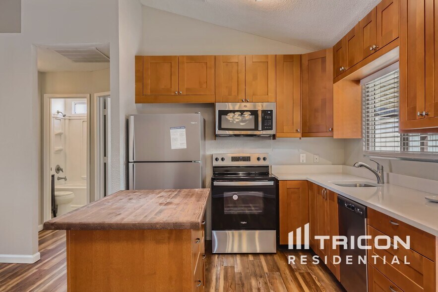 Building Photo - 673 E Estrella Dr