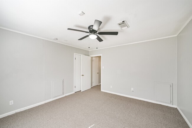 Building Photo - 5511 Kinglet St