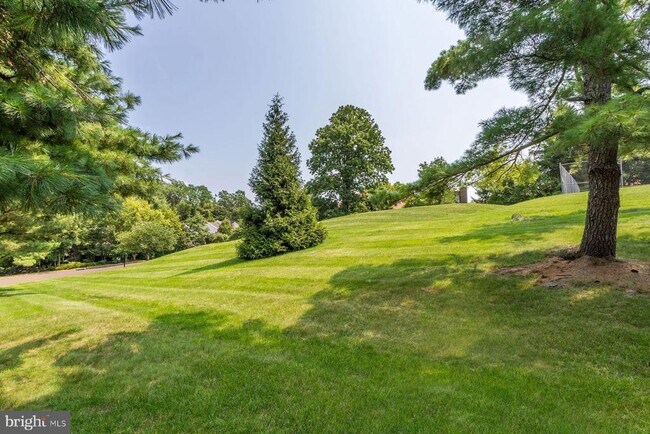 Building Photo - 7 Belaire Way
