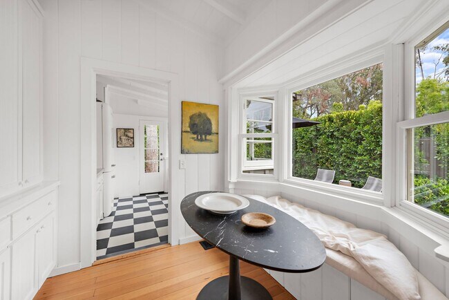 Building Photo - Classic Modern Cottage in Laguna Village