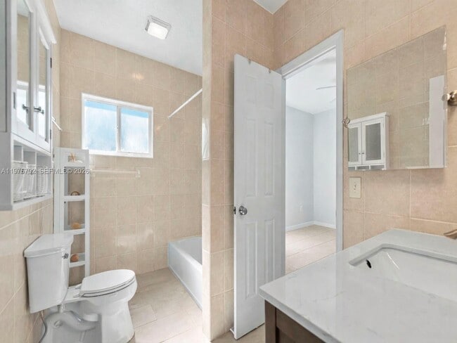 Building Photo - 6 SE Marlin Ave