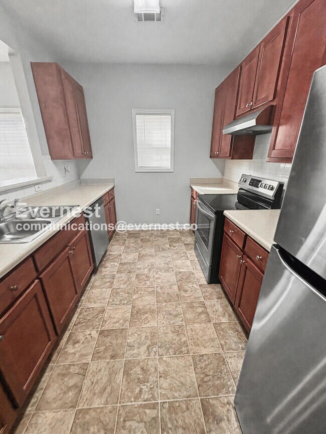 Building Photo - 3 Bed, 2.5 Bath Home with Off-Street Parking / Pet-Friendly / Available Now!