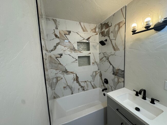 Building Photo - 4 Bed 2 Bath Home