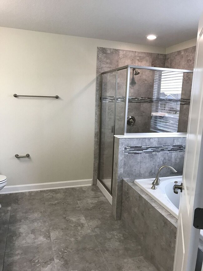 Building Photo - Newer 3/2.5ba Home at The Oaks in Moss Park with FREE Internet, Cable and Phone