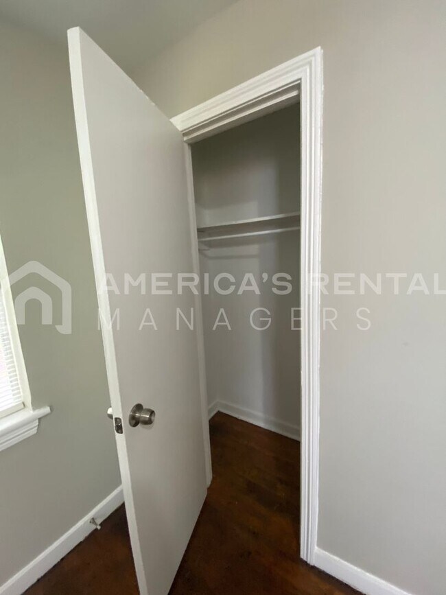 Building Photo - 828 Vanderbilt St