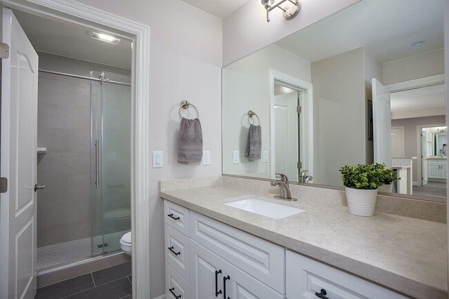 Building Photo - Newly Renovated 2 Bed + 2 Bath Condo in Pr...