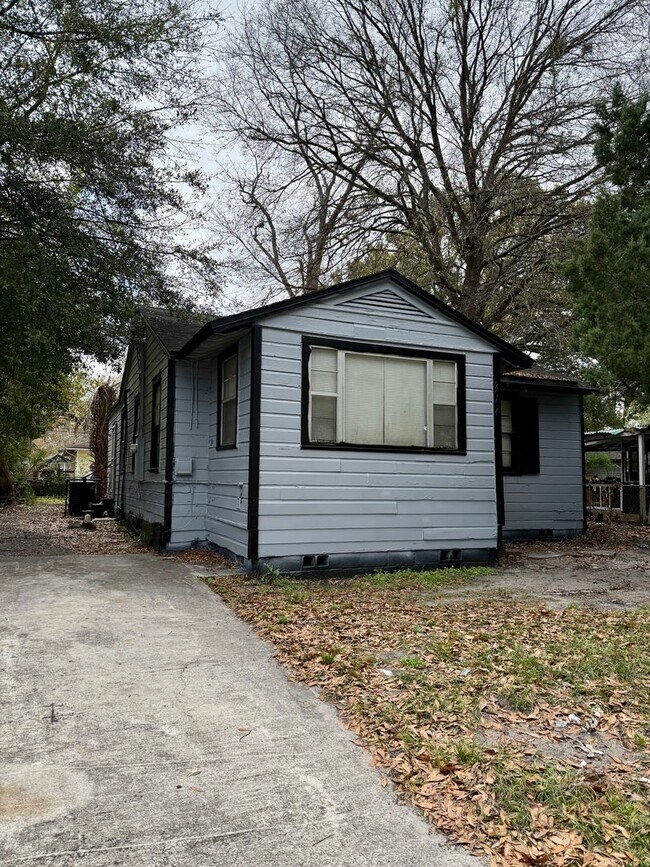 Building Photo - Large Single Family House for Rent.