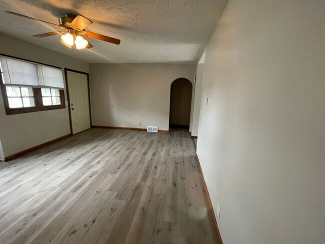 Building Photo - PRICE REDUCED! 4 Bedroom, 1.5 Bathroom House Available, Centrally Located! ¡Casa de 4 dormitorios...