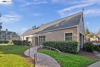 Building Photo - 215 Reflections Dr