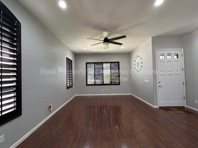 Building Photo - 774 E Maria Ln