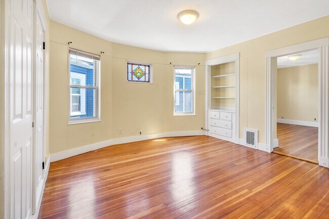 Building Photo - 38 Cameron St