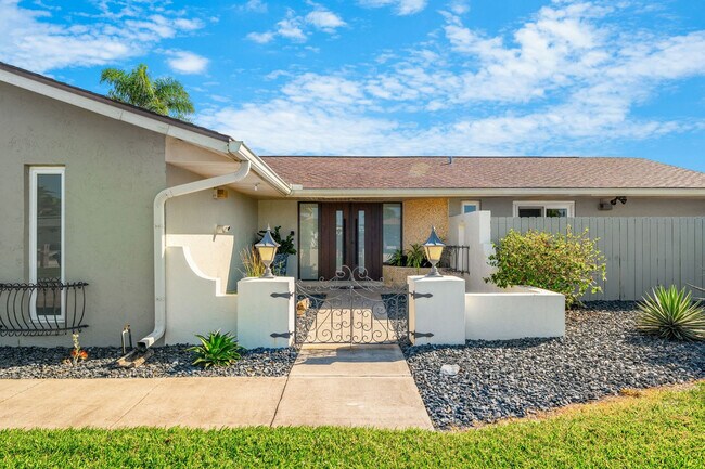 Building Photo - 12 Fairway Dr