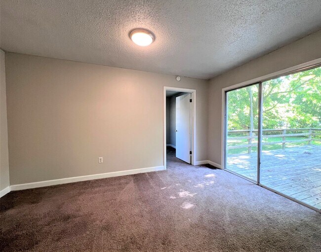 Building Photo - Charming Brick Home with Back Deck!