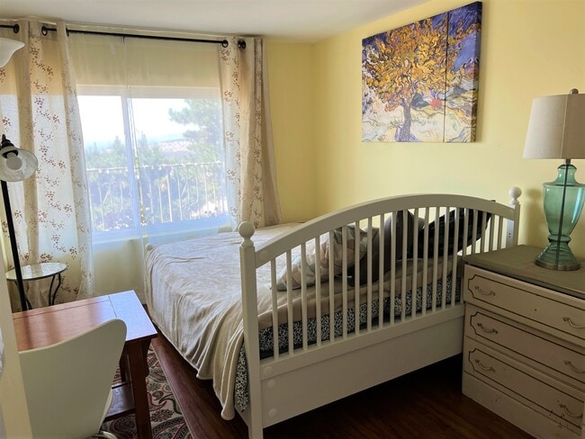 Bedroom 2 - Queen size bed, small table and chair - 1627 15th Ave