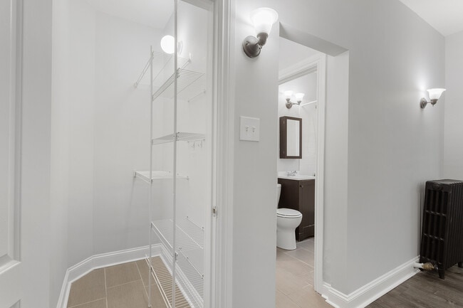 Building Photo - 1608 W Sherwin Ave