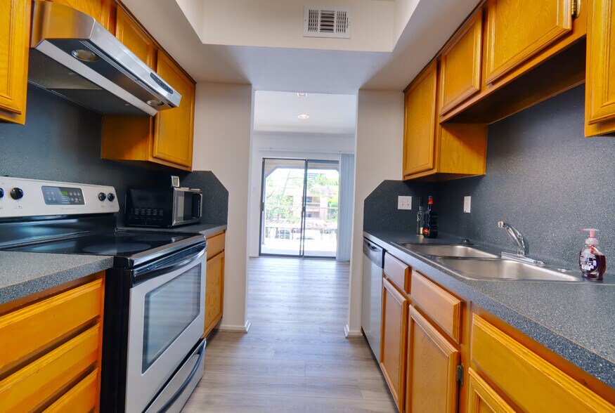 View of the kitchen, without the fridge. - 2025 Augusta Dr