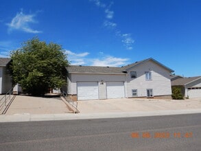 Building Photo - 3 Bedroom 2 Bathroom Apartment