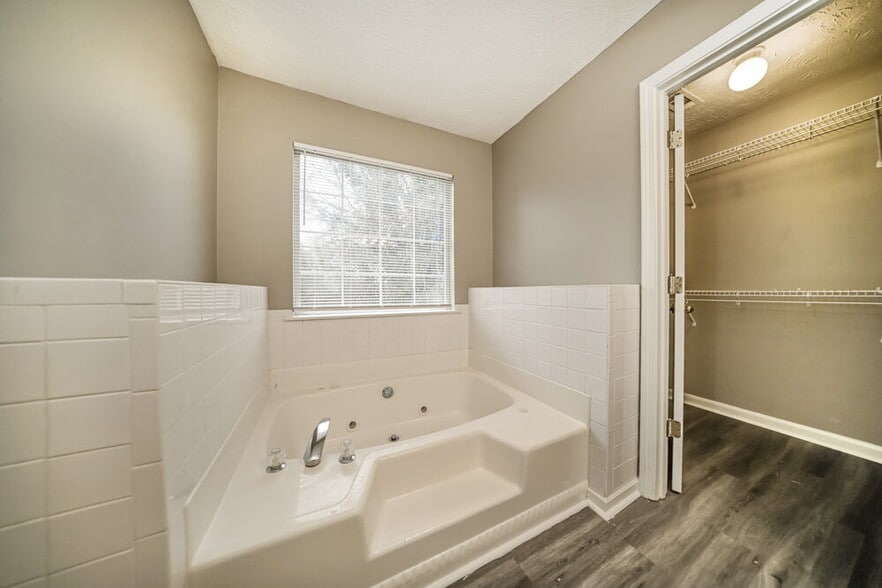 Building Photo - 1001 Maple Leaf Ridge