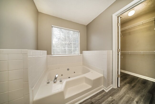 Building Photo - 1001 Maple Leaf Ridge