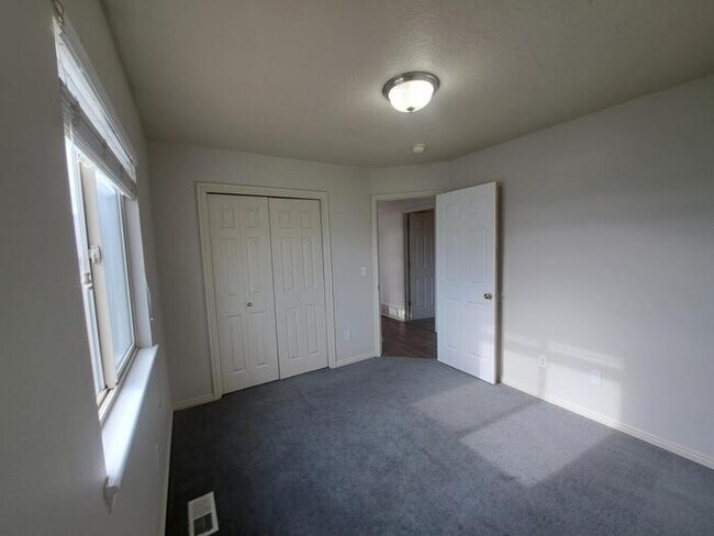 Building Photo - 7398 N Ute Dr