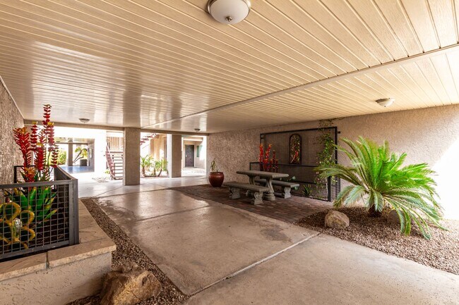 Building Photo - Remodeled 2-Bedroom, 2-Bath Condo in Prime Scottsdale Location