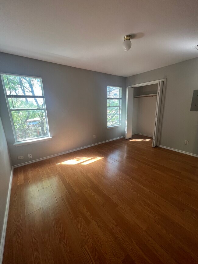 Building Photo - 7581 Windsor Oaks