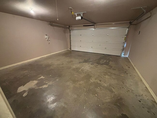 Building Photo - NEW APPLIANCES! Gorgeous Single Family Home Off Of Mount Comfort Road!