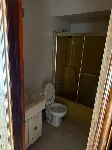 Building Photo - 205 South End Rd