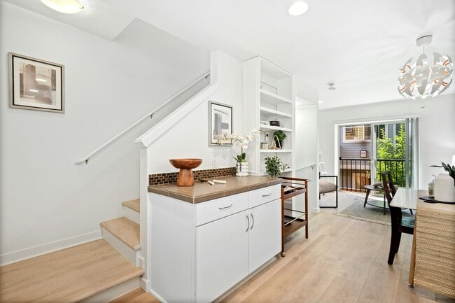 Building Photo - Columbia City Townhome