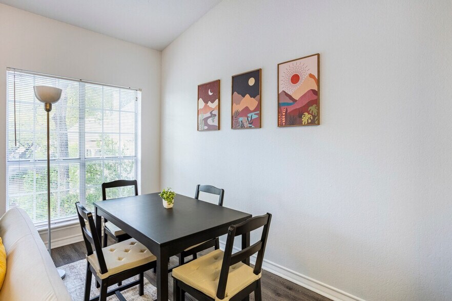 Building Photo - 1005 W 23rd St