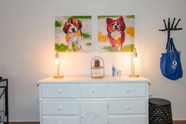 Building Photo - 565 Primrose Dr