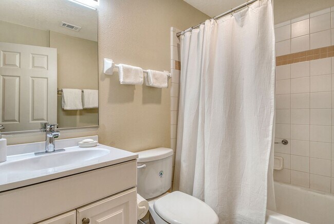 Building Photo - Spacious 3 bedroom, 2 bath condo with a lake view in Palmer Ranch