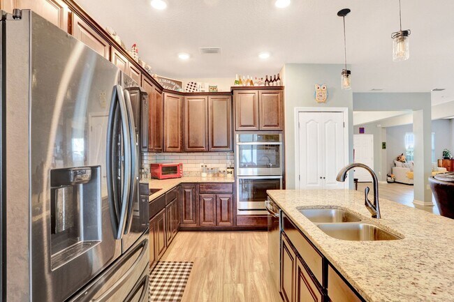 Building Photo - Gorgeous 4/3 in Newberry Corners