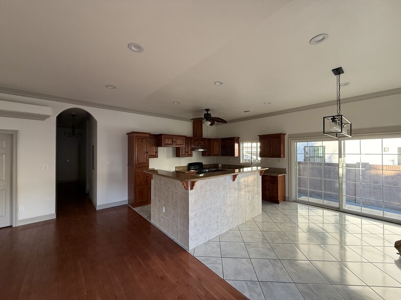 Building Photo - 1645 W 36th Pl