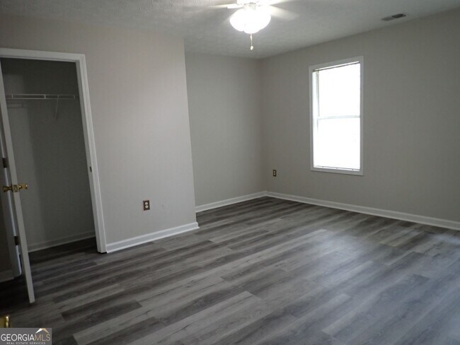 Building Photo - 827 Sinclair Way