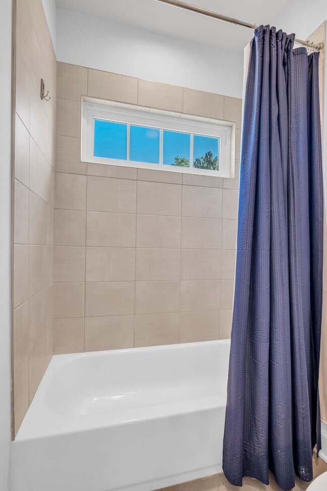 Building Photo - Stunning 5BE/4.5BA in the heart of Green H...