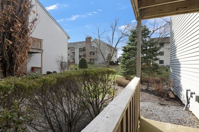 Building Photo - 1901 Ravens Crest Dr