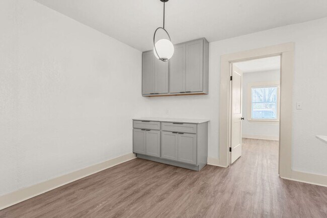 Building Photo - One Bedroom Boutique Apartment in the Plaza