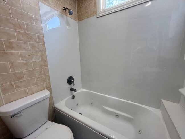 Building Photo - South End 3 Bed / 1 Bath