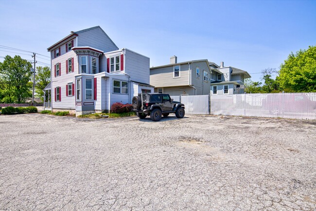 Building Photo - Walking distance to UD campus Available Ju...