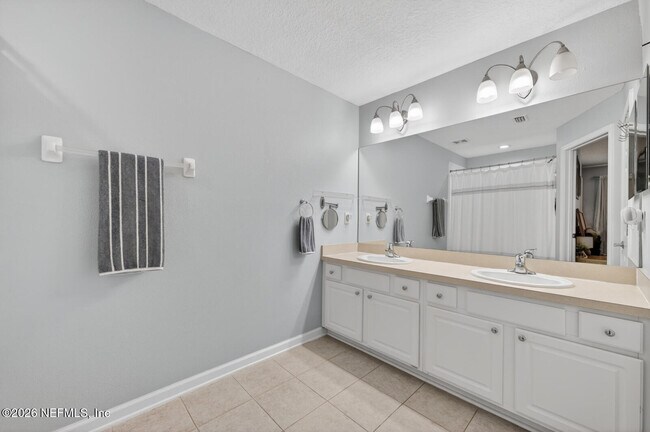 Building Photo - 4166 Highwood Dr