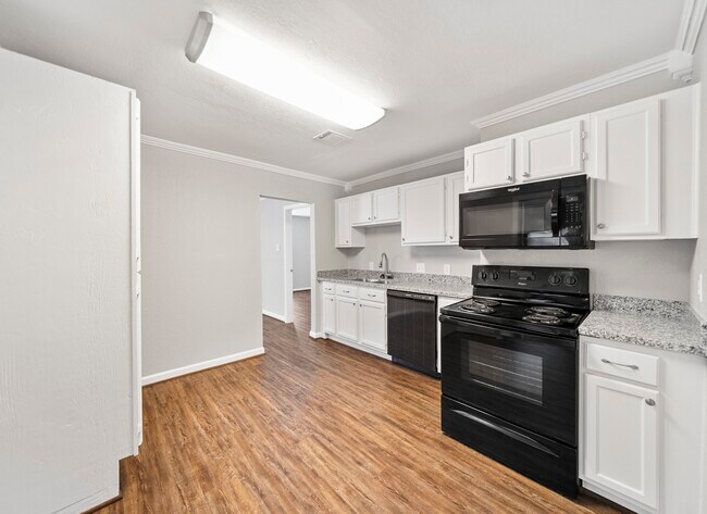 Building Photo - 1411 Pleasantville Dr